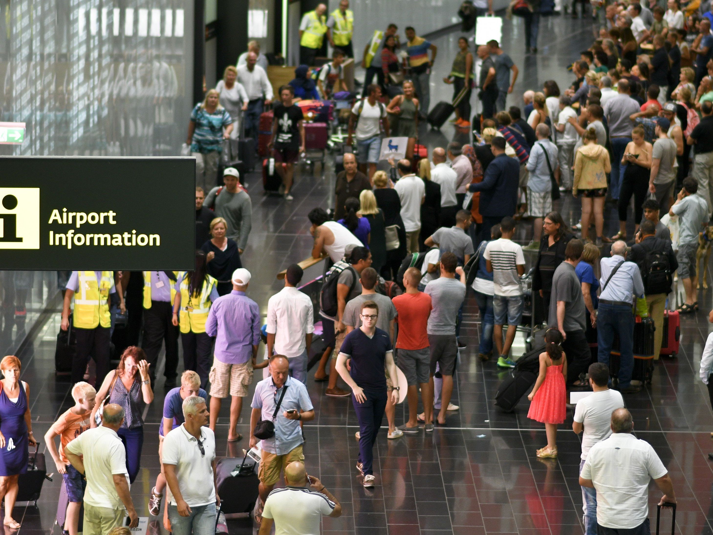 Wegen technischer Probleme sind am Flughafen Wien-Schwechat dutzende Flüge ausgefallen oder waren stark verspätet Wegen technischer Probleme sind am Flughafen Wien-Schwechat dutzende Flüge ausgefallen oder waren stark verspätet