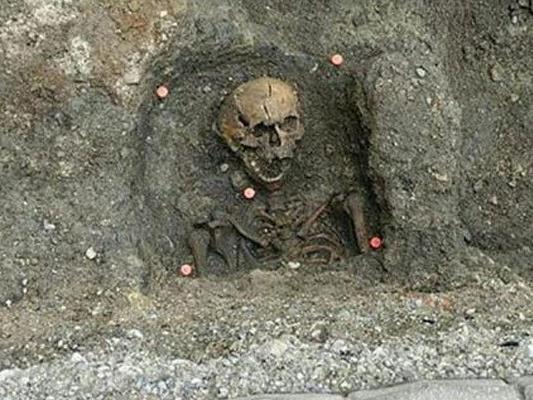 In Wiener Neustadt sind Archäologen vor dem Stadtmuseum auf zwei mittelalterliche Gräber gestoßen.
