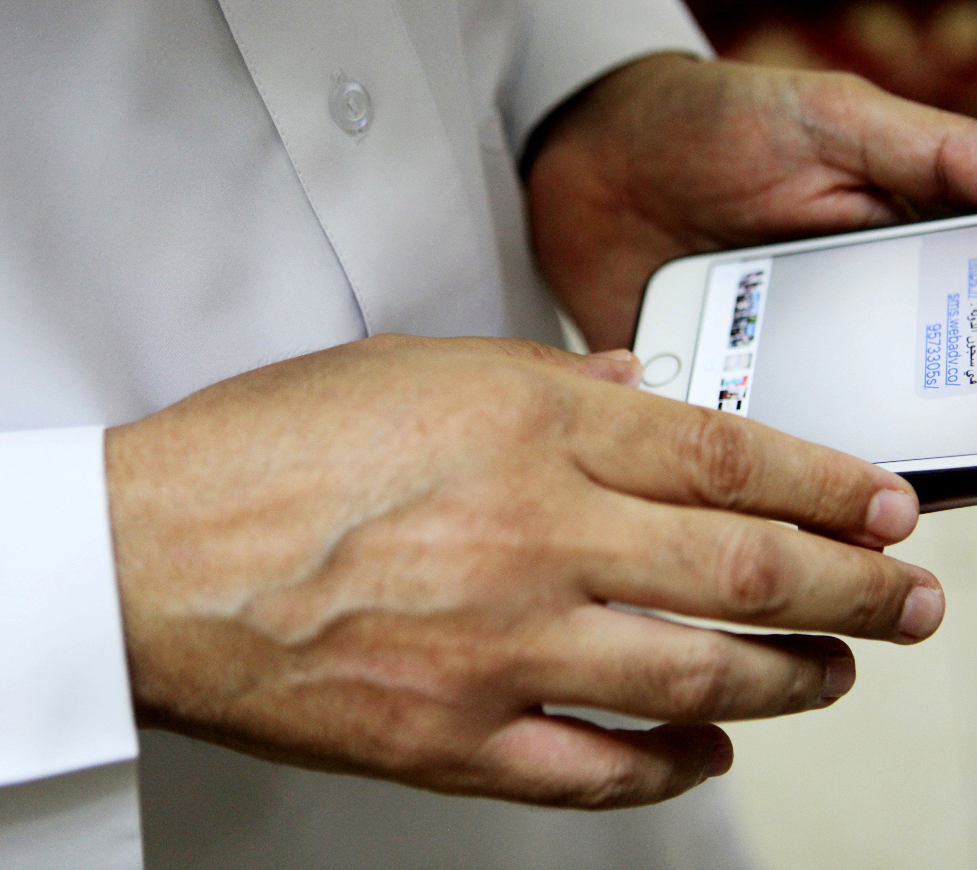 Die Schadsoftware "Pegasus" machte sich drei bisher unbekannte Sicherheitslücken zu Nutze und bedrohte Millionen iPhones. Ein Update von Apple soll die Lücken am Freitag geschlossen haben. Die Schadsoftware "Pegasus" machte sich drei bisher unbekannte Sicherheitslücken zu Nutze und bedrohte Millionen iPhones. Ein Update von Apple soll die Lücken am Freitag geschlossen haben.