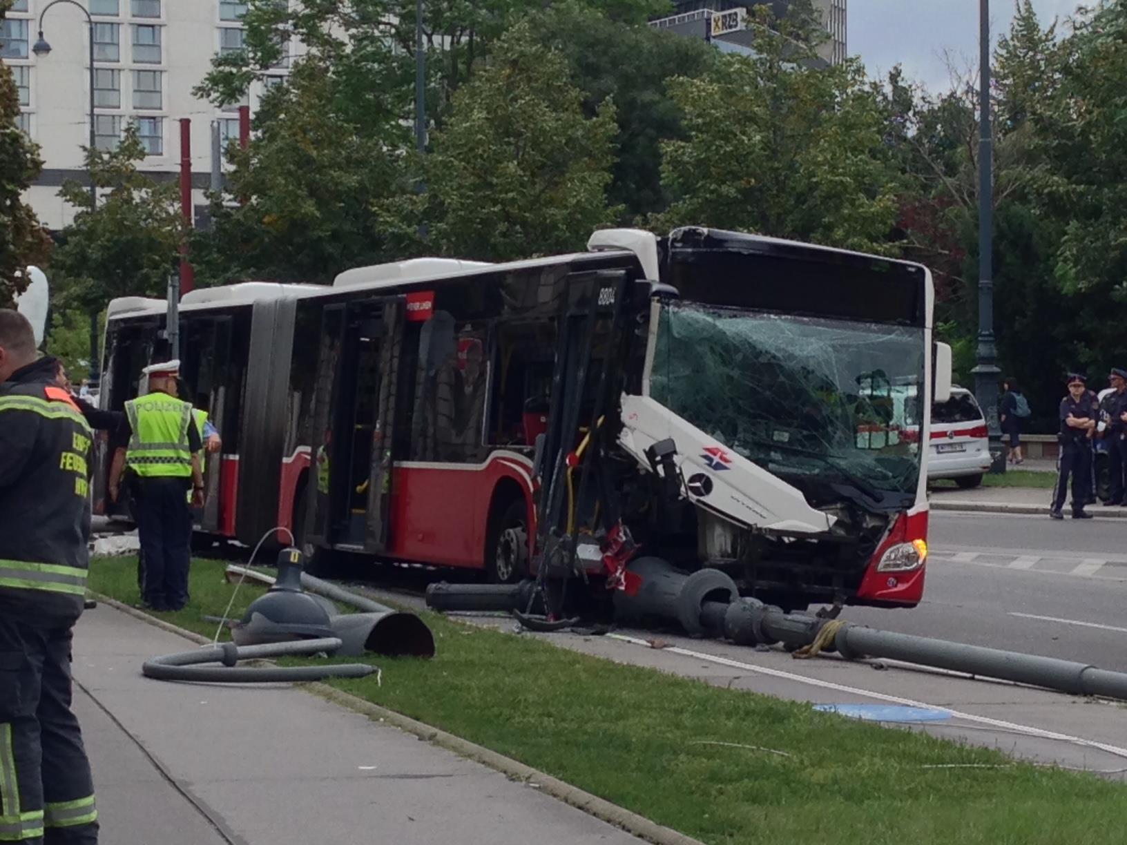 Ein Bus der Linie 74A touchierte mehrere Straßenlaternen in der Wiener Innenstadt.