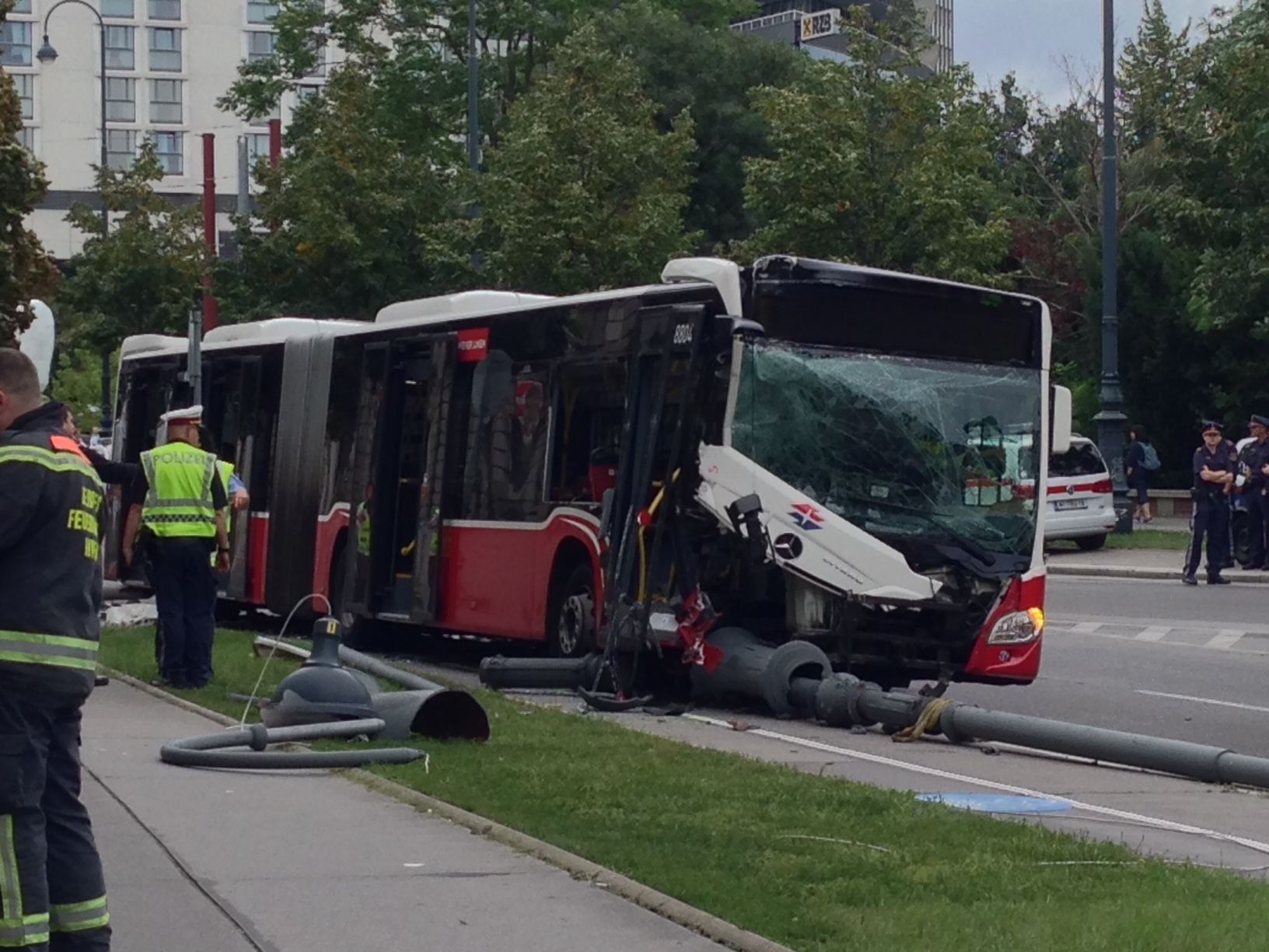 Ein Bus der Linie 74A touchierte mehrere Straßenlaternen in der Wiener Innenstadt. Ein Bus der Linie 74A touchierte mehrere Straßenlaternen in der Wiener Innenstadt.