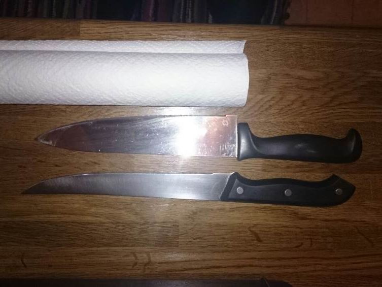 Der 35-Jährigen wurden diese beiden Messer an den Hals gehalten. Der 35-Jährigen wurden diese beiden Messer an den Hals gehalten.
