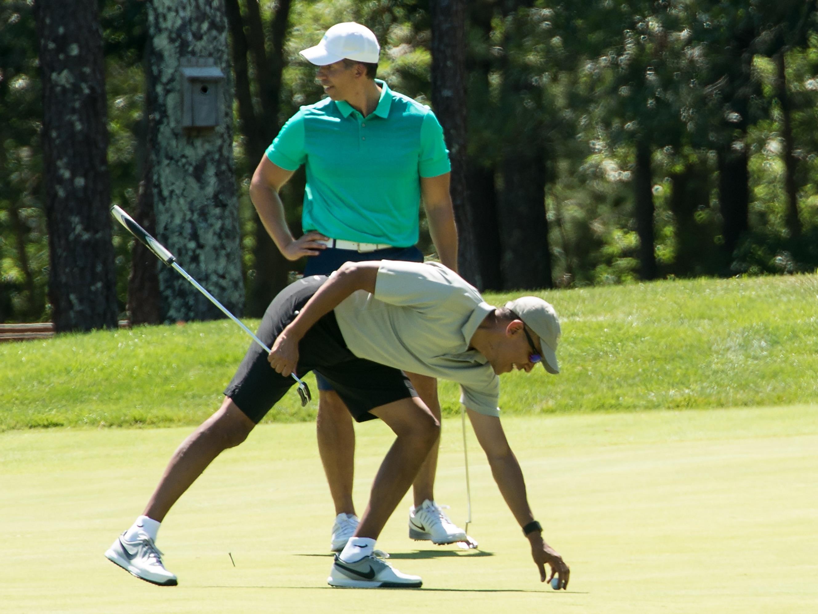 Barack Obama im Urlaub beim Golf spielen.
