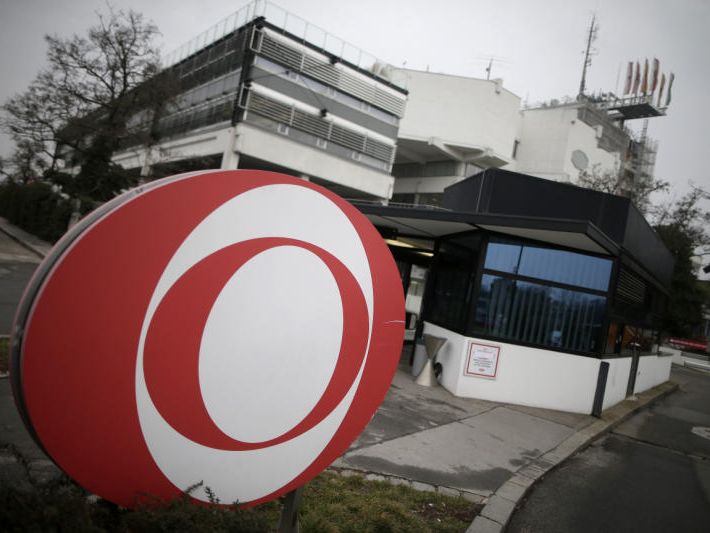 Kurdische Demonstrierende vor dem ORF-Zentrum am Küniglberg. Kurdische Demonstrierende vor dem ORF-Zentrum am Küniglberg.