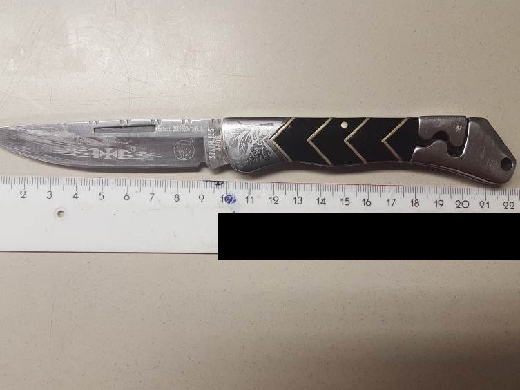 Mit diesem Messer wurde die Frau am Verlassen der Wohnung gehindert. Mit diesem Messer wurde die Frau am Verlassen der Wohnung gehindert.