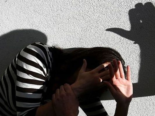 Die jungen Frauen hatten auf ihre Freundin eingeprügelt. Die jungen Frauen hatten auf ihre Freundin eingeprügelt.