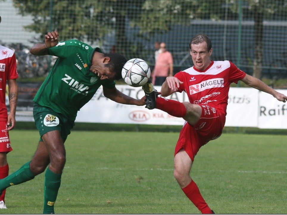 Gilnei Mesquita und Simon Eiler im Zweikampf Gilnei Mesquita und Simon Eiler im Zweikampf