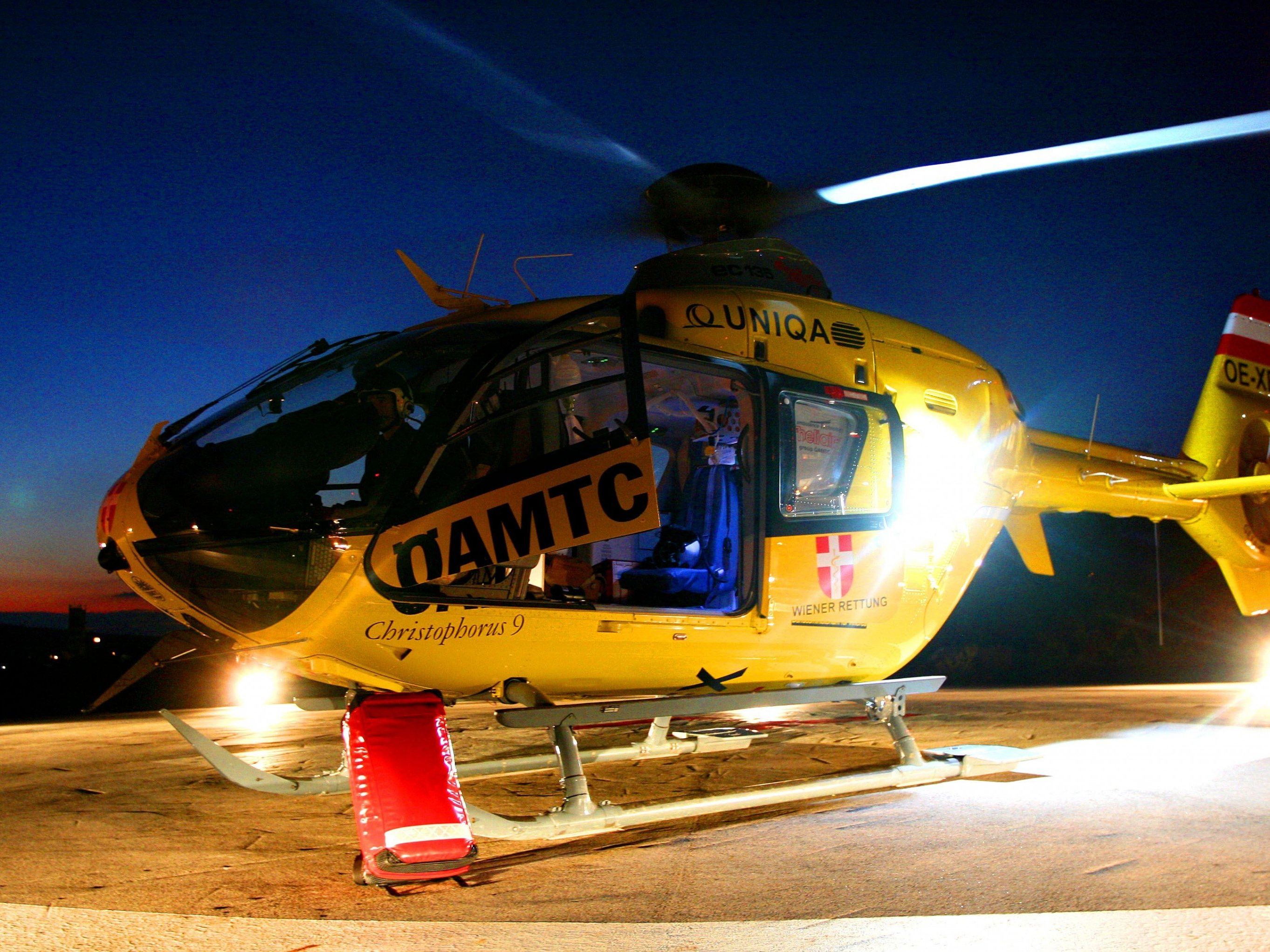 Die Frau wurde per Notarzthubschrauber in ein Krankenhaus gebracht. Die Frau wurde per Notarzthubschrauber in ein Krankenhaus gebracht.