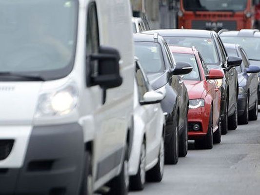 Ein langer Stau bildete sich auf der A1 nach einem Unfall Ein langer Stau bildete sich auf der A1 nach einem Unfall