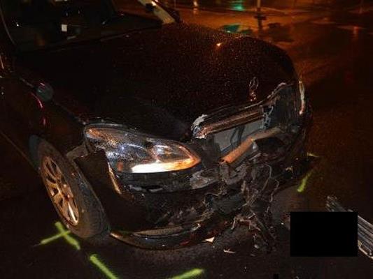 Ein Taxilenker fuhr nach der Kollision mit dem beschädigten Fahrzeug weiter.