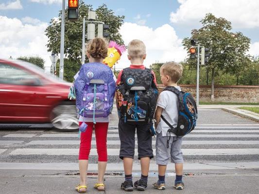 Vor Schulbeginn sollte man mit den Kindern den Schulweg mehrmals üben.