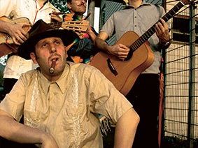 Mexikanischer Rap und Kubanische Freiheitslieder jagen hingebungsvoll vorgetragene Rancheras, Cumbias, Boleros und spanische Schlager. Mexikanischer Rap und Kubanische Freiheitslieder jagen hingebungsvoll vorgetragene Rancheras, Cumbias, Boleros und spanische Schlager.