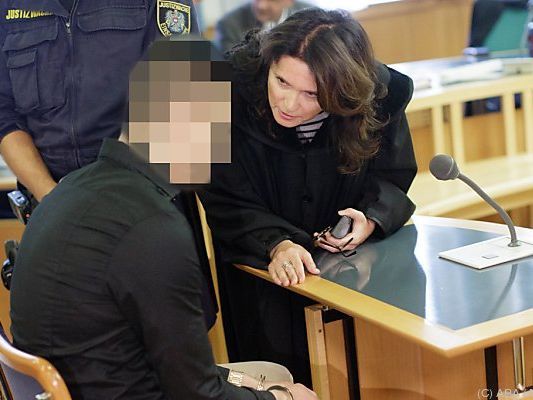 Witwenmord: 19-jähriger Angeklagter im Gespräch mit seiner Anwältin Witwenmord: 19-jähriger Angeklagter im Gespräch mit seiner Anwältin