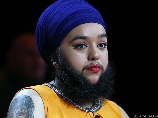 Harnaam Kaur bei einem TV-Auftritt Harnaam Kaur bei einem TV-Auftritt