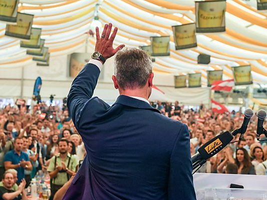 FPÖ-Kandidat im Kreise seiner Anhänger FPÖ-Kandidat im Kreise seiner Anhänger