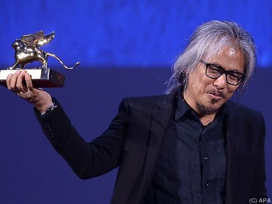 Lav Diaz mit dem Goldenen Löwen für "The Woman Who Left" Lav Diaz mit dem Goldenen Löwen für "The Woman Who Left"