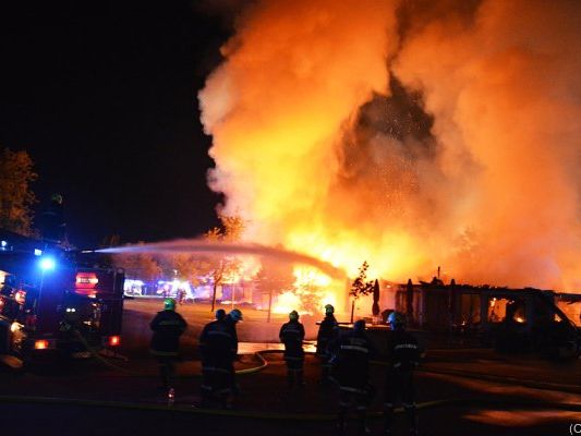 Sechs Feuerwehren waren mit 125 Mann an den Löscharbeiten beteiligt Sechs Feuerwehren waren mit 125 Mann an den Löscharbeiten beteiligt