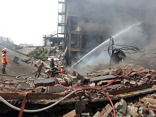 Auch am Tag nach der Explosion war das Feuer noch nicht gelöscht Auch am Tag nach der Explosion war das Feuer noch nicht gelöscht