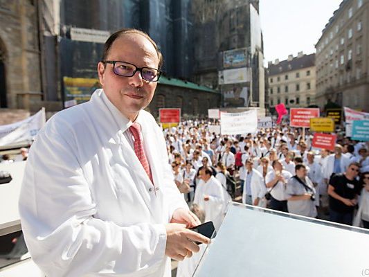 Ärztekammerpräsident Thomas Szekeres sprach am Stephansplatz Ärztekammerpräsident Thomas Szekeres sprach am Stephansplatz