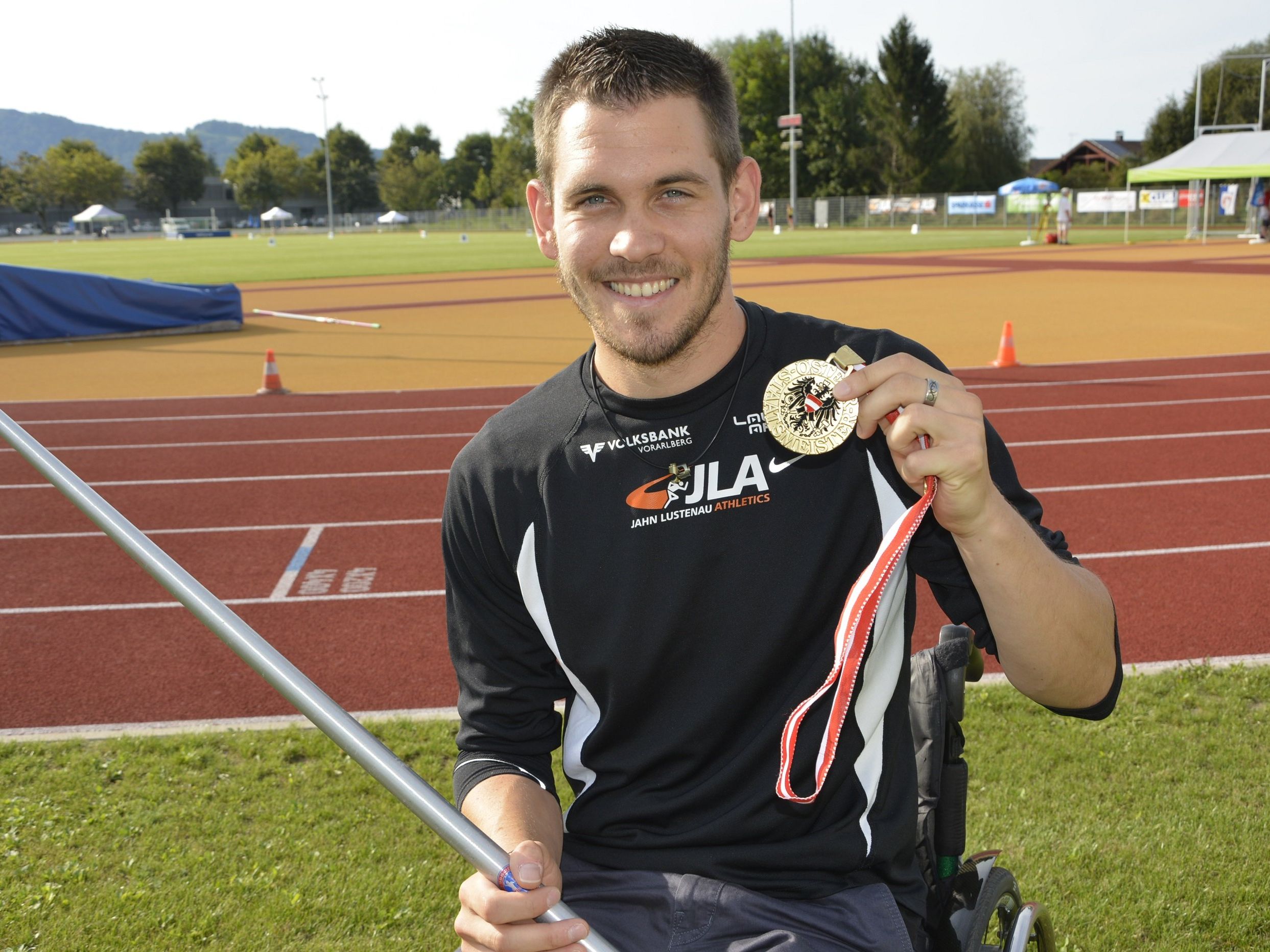 Manuel Riedmann – Athlet im Rollstuhl – zeigt mit Stolz seine Goldmedaille. Manuel Riedmann – Athlet im Rollstuhl – zeigt mit Stolz seine Goldmedaille.