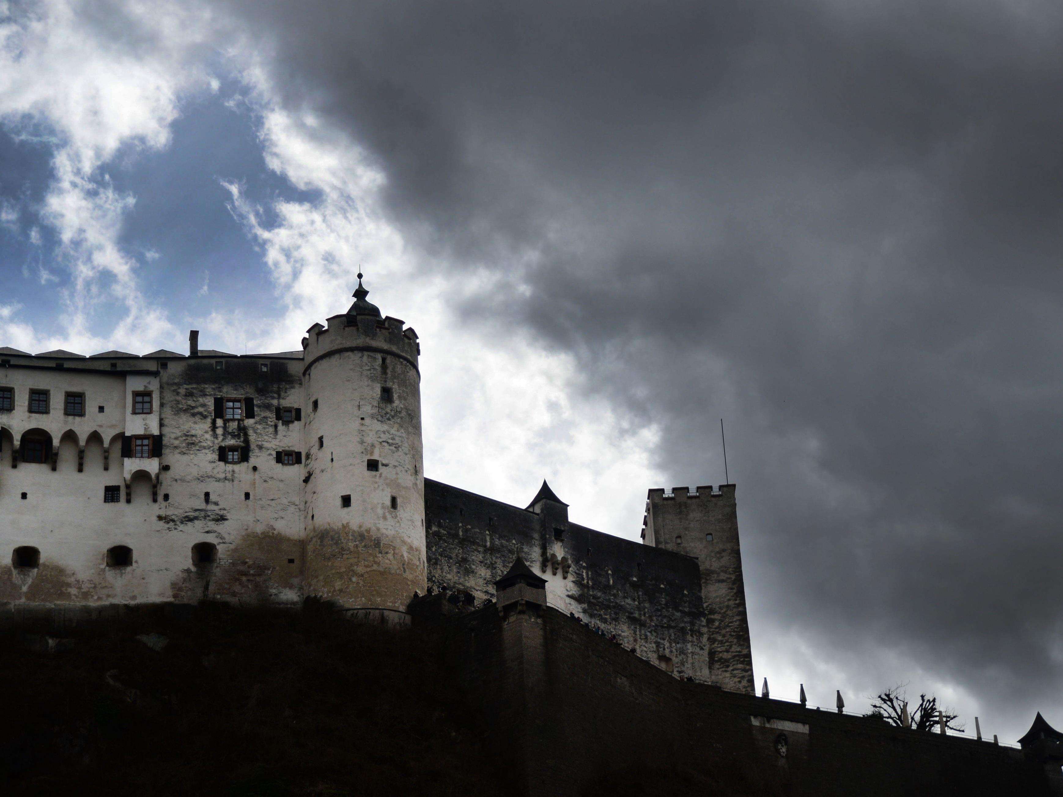 Dunkle Wolken nähern sich Salzburg.