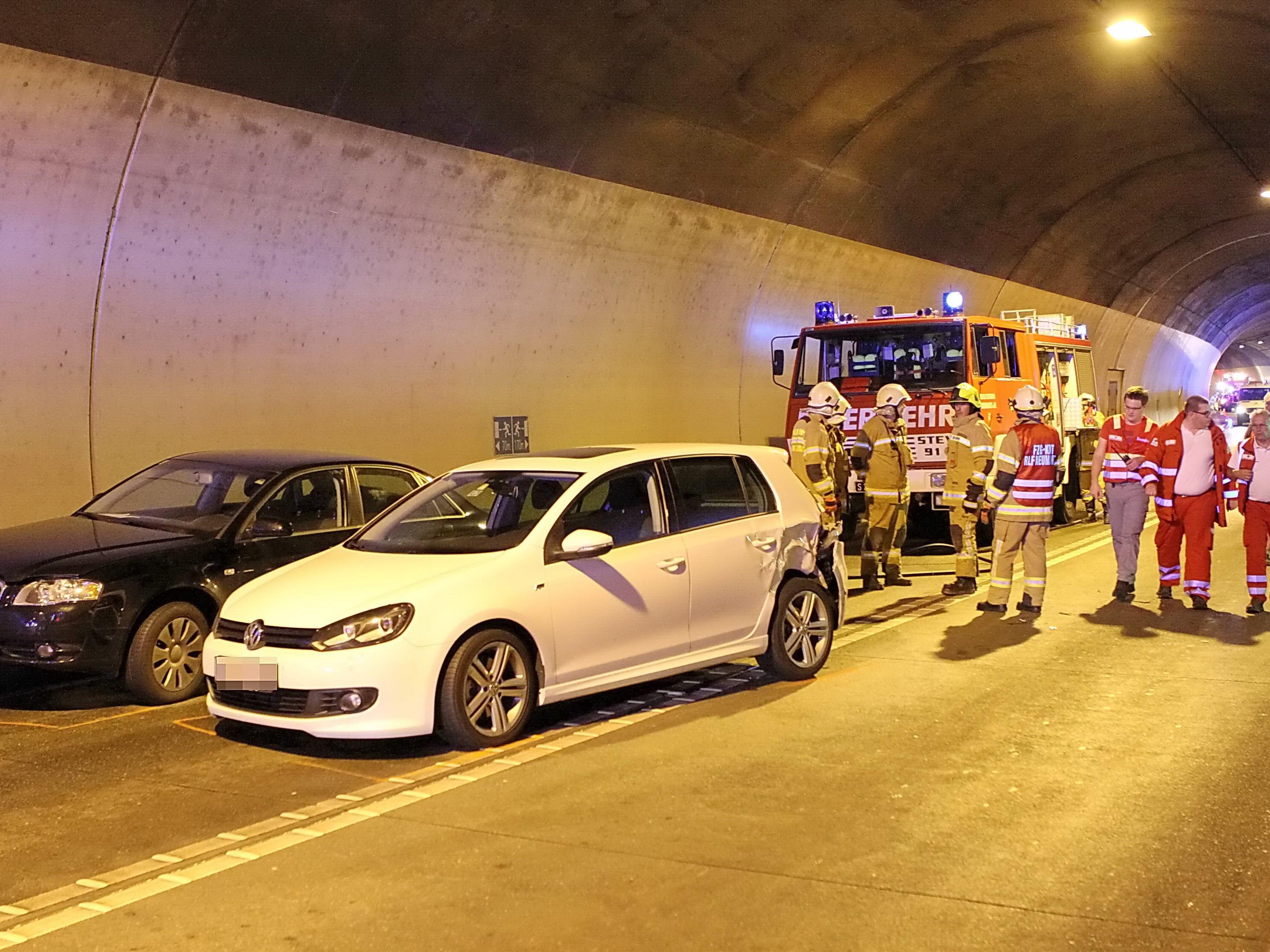 Ein Mensch wurde bei dem Unfall im Henndorfer Tunnel leicht verletzt.