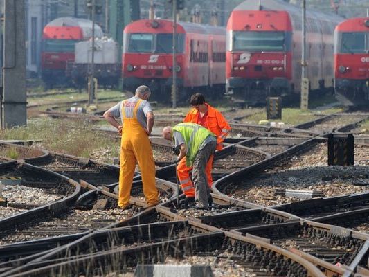 Die Bahnstrecke zwischen Wien und Bratislava wird modernisiert. Die Bahnstrecke zwischen Wien und Bratislava wird modernisiert.