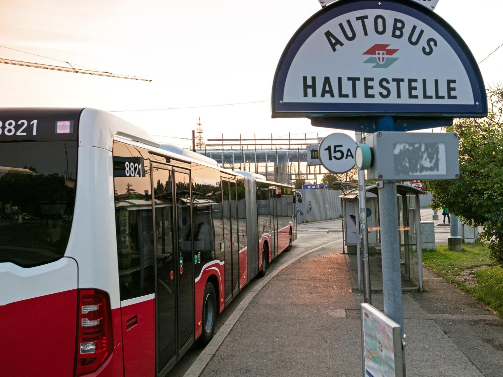 Euro-6-Busse im Linienbetrieb bewährt: 44 Prozent weniger CO2-Ausstoß.