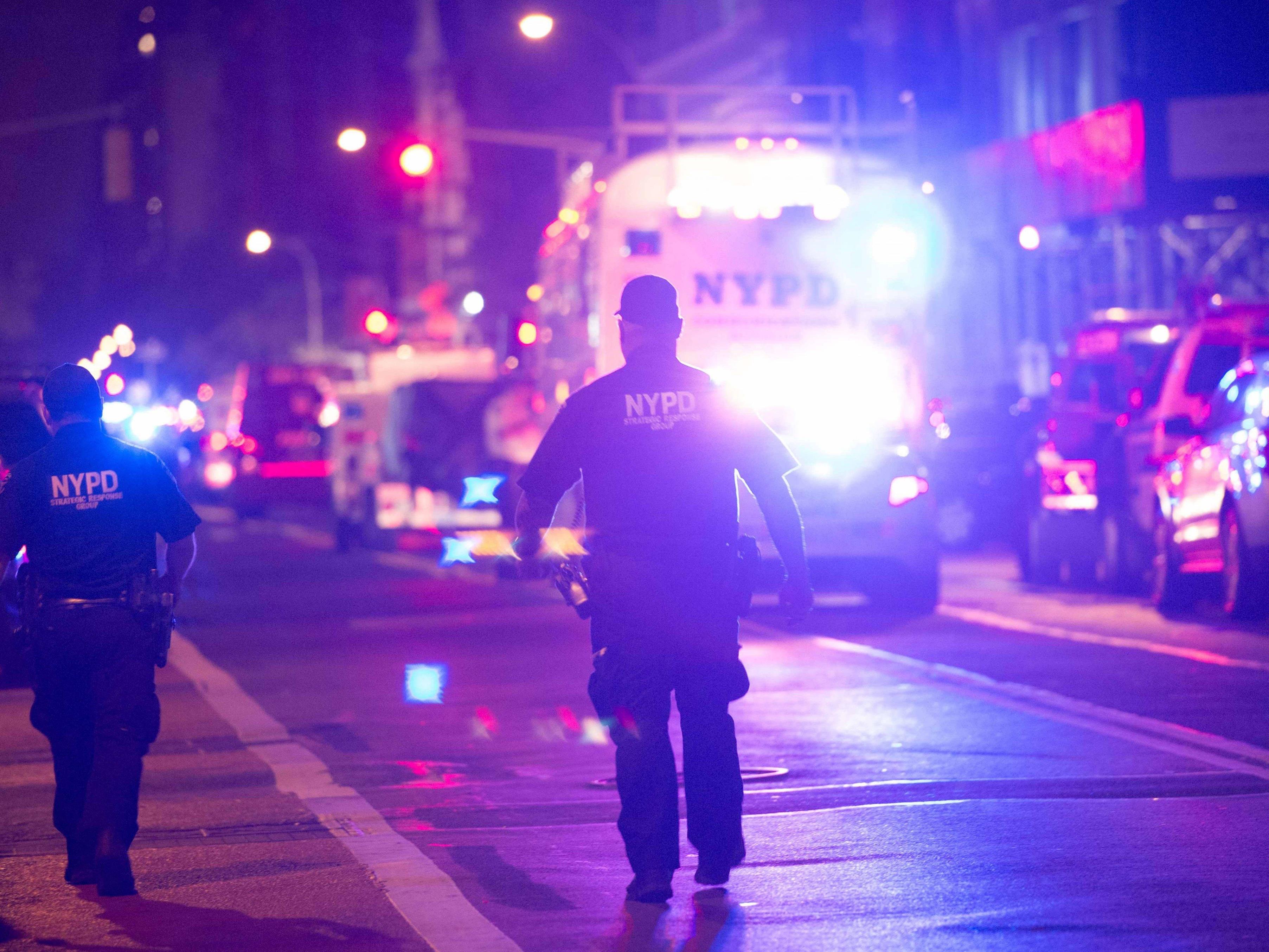 Die New Yorker Feuerwehr und eine Terroreinsatzgruppe der Polizei sind im Einsatz.