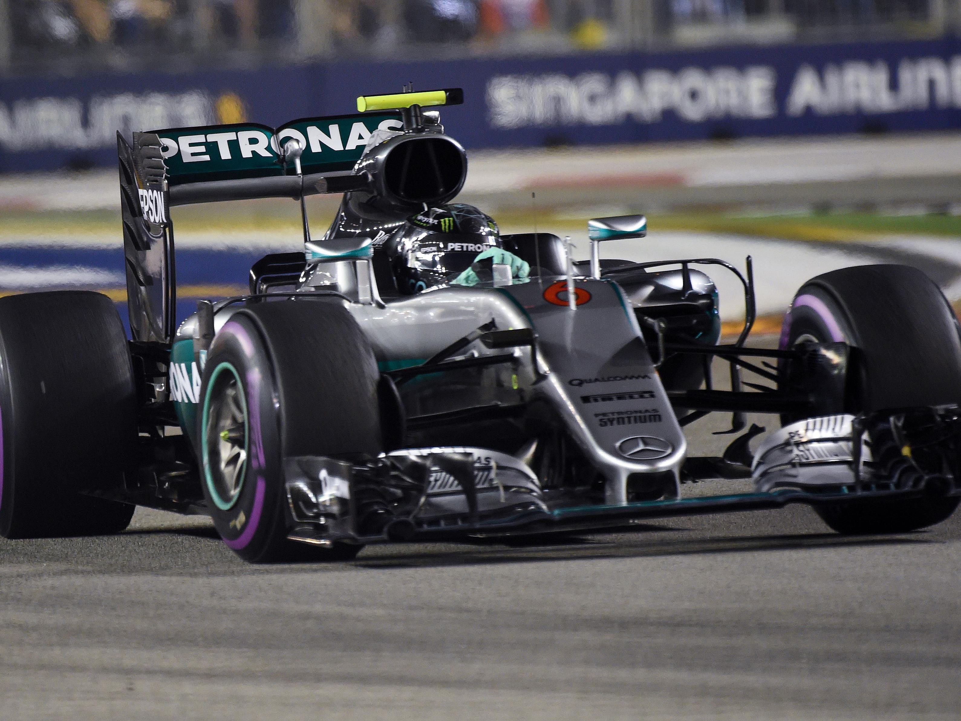 In der Schlussphase kam Rosberg heftig unter Druck von Ricciardo, der pro Runde knapp zwei Sekunden aufholte.