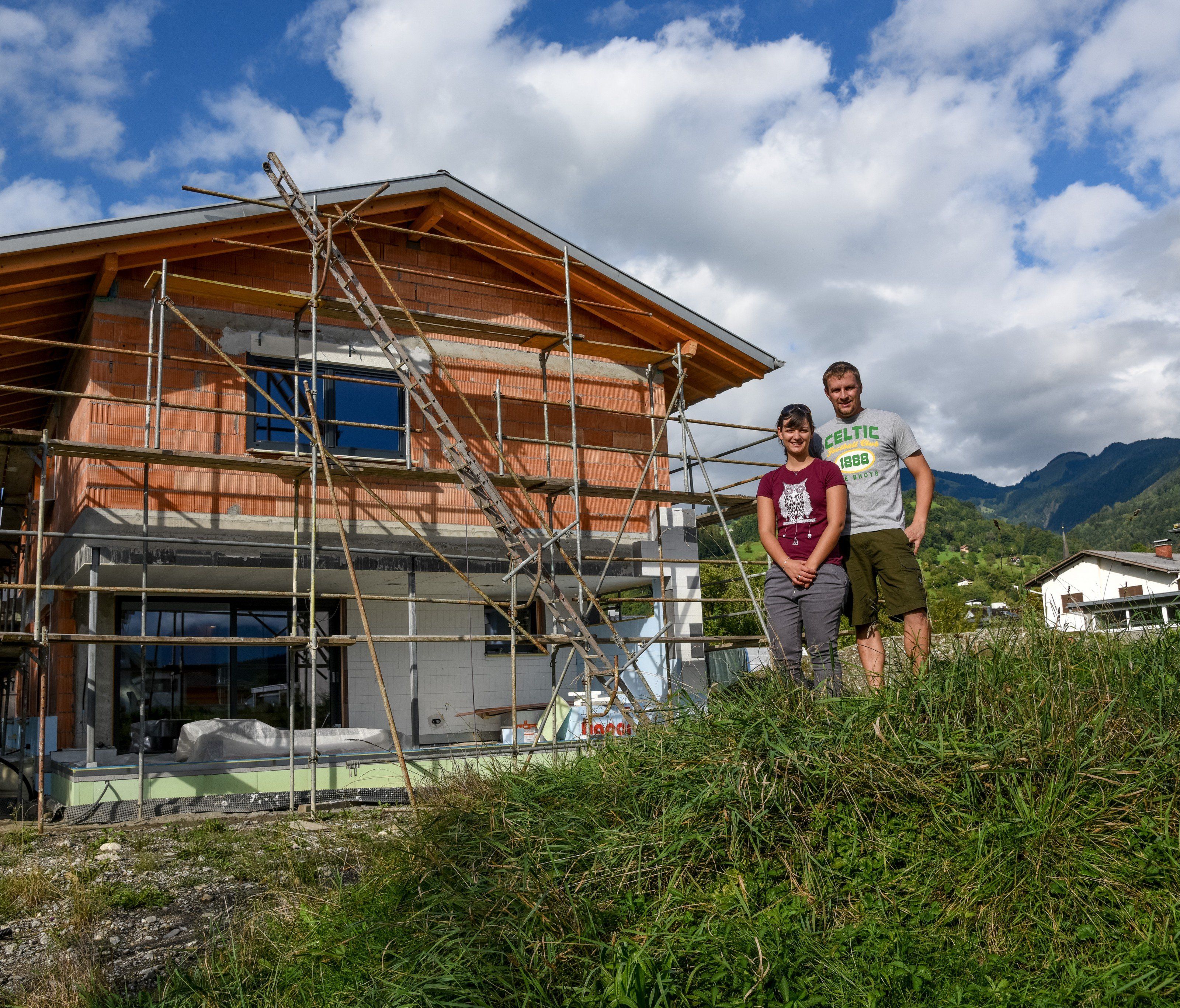 Die Austria Lustenau-Fans Sabrina und Mario Fleisch vor ihrem Haus in Weiler Die Austria Lustenau-Fans Sabrina und Mario Fleisch vor ihrem Haus in Weiler