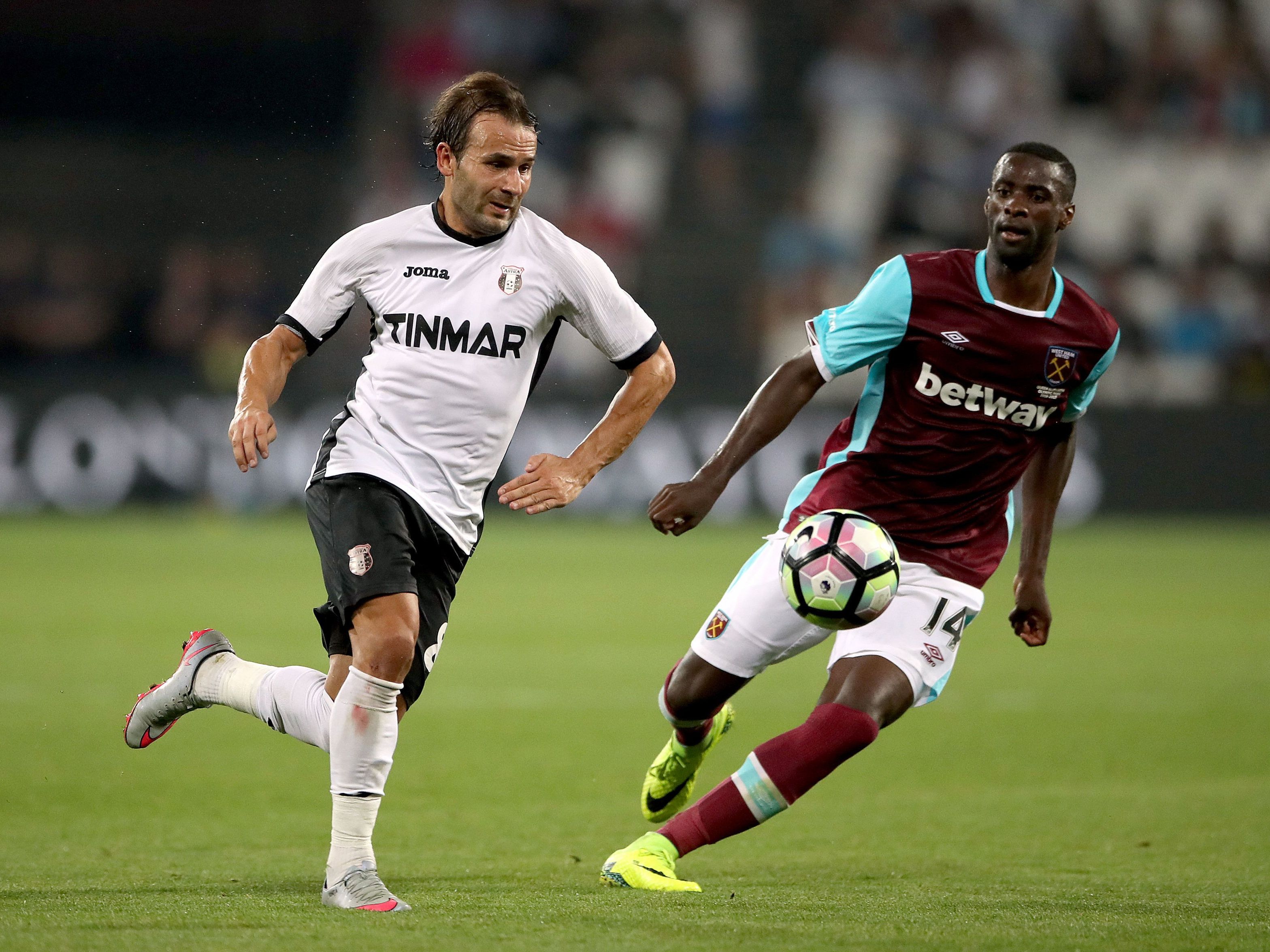 Astra Giurgiu schaltete im Europa-League-Playoff völlig unerwartet West Ham Unitd aus England aus. Astra Giurgiu schaltete im Europa-League-Playoff völlig unerwartet West Ham Unitd aus England aus.
