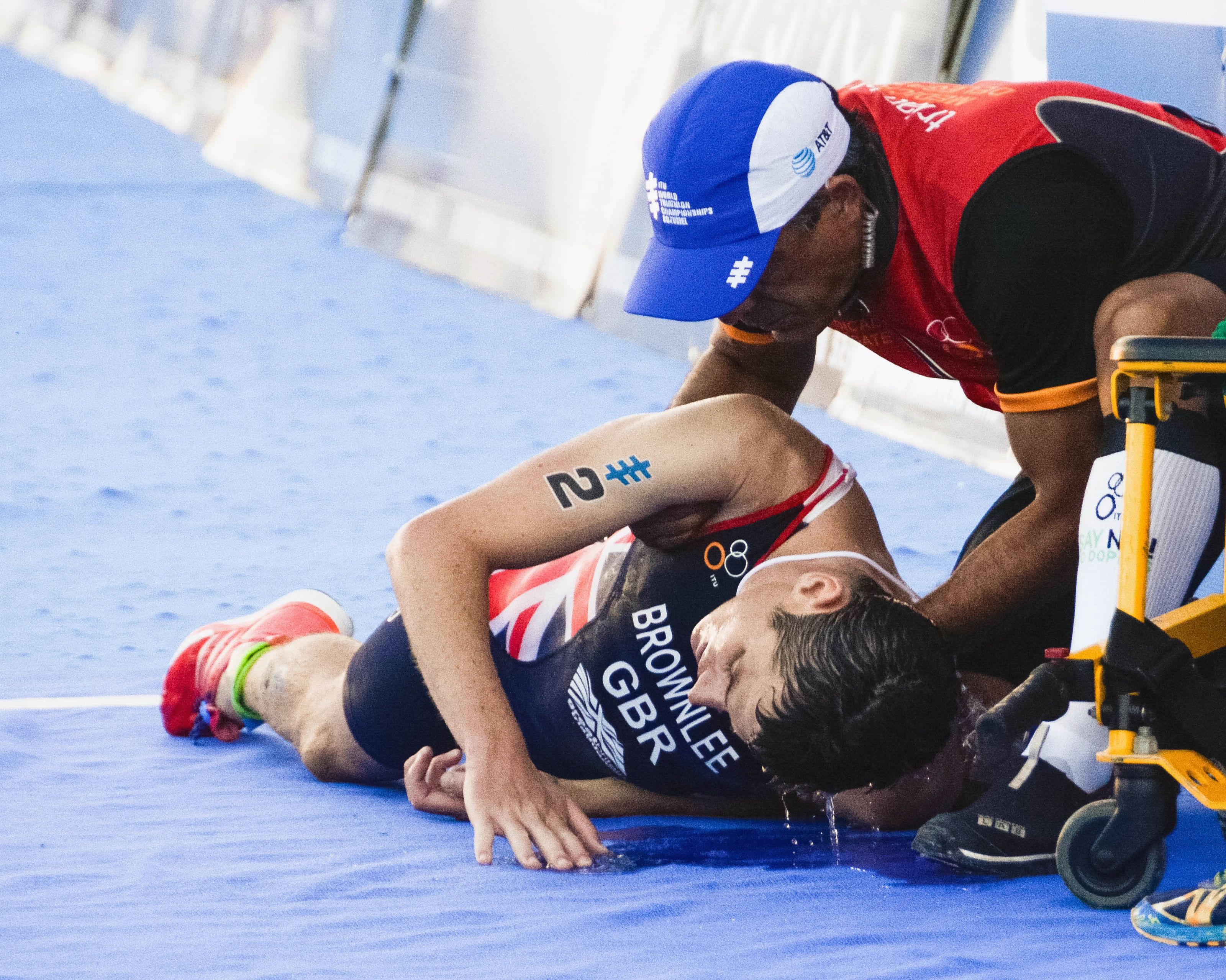 Jonathan Brownlee brach sofort nach dem Zieleinlauf zusammen. Jonathan Brownlee brach sofort nach dem Zieleinlauf zusammen.