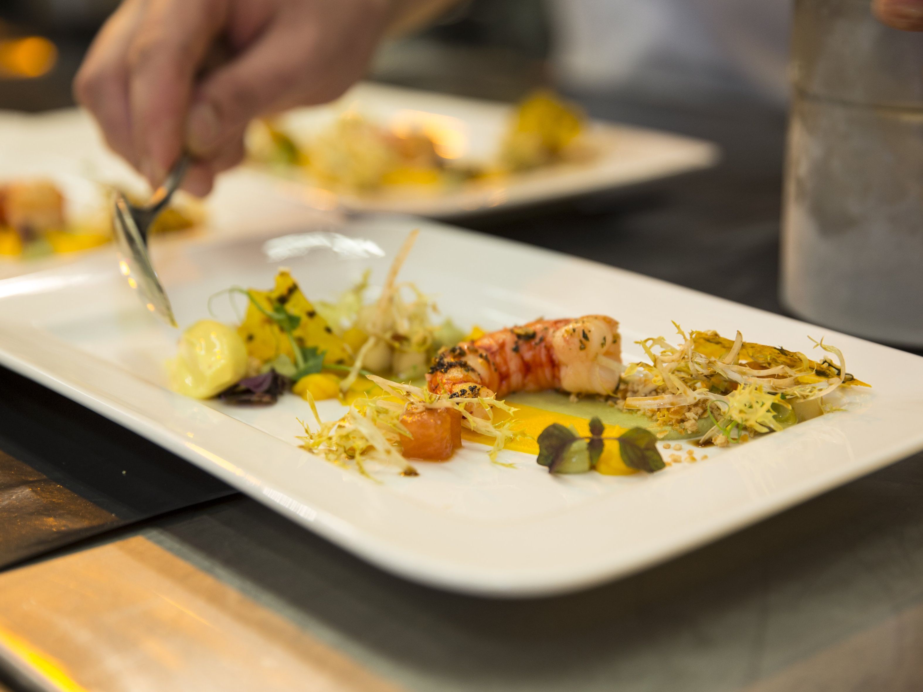 Die Chef's Tables bieten den Raum für Genuss und Austausch mit internationalen Spitzenköchen Die Chef's Tables bieten den Raum für Genuss und Austausch mit internationalen Spitzenköchen