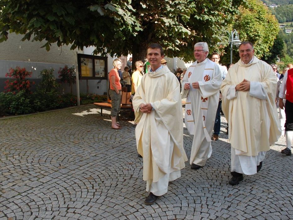 Am vergangenen Sonntag wurde der neue Pfarrer Hans Tinkhauser mit einem Festzug vom Schrunser Bahnhof in die Kirche geleitet. Am vergangenen Sonntag wurde der neue Pfarrer Hans Tinkhauser mit einem Festzug vom Schrunser Bahnhof in die Kirche geleitet.