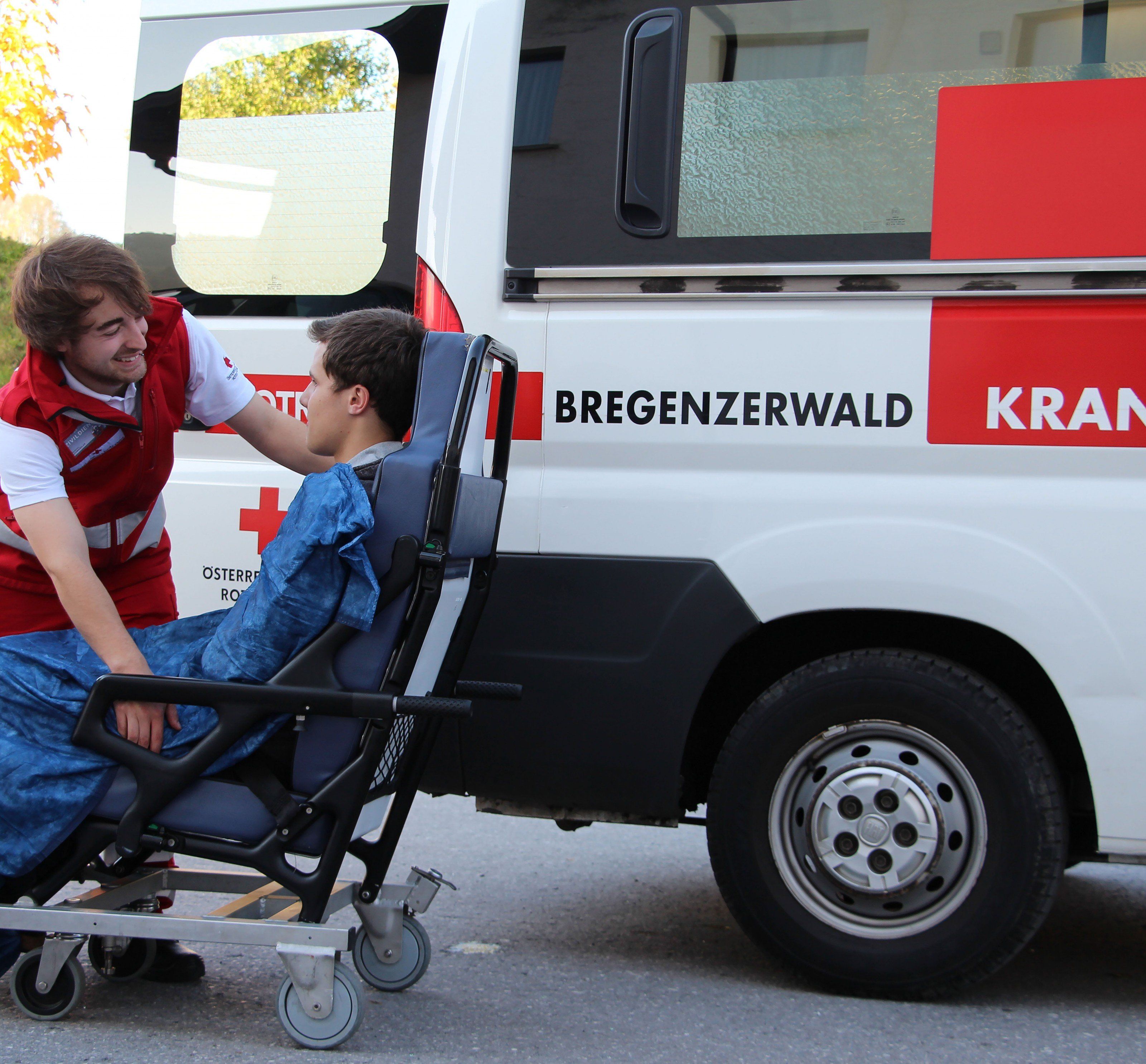 Dominic Schwärzler hat seinen Zivildienst bei der Rotkreuz-Abteilung Egg bereits abgeleistet und ist seitdem ehrenamtlicher Rettungssanitäter beim Roten Kreuz. Das Foto zeigt ihn während seiner Zeit als Zivildiener. Dominic Schwärzler hat seinen Zivildienst bei der Rotkreuz-Abteilung Egg bereits abgeleistet und ist seitdem ehrenamtlicher Rettungssanitäter beim Roten Kreuz. Das Foto zeigt ihn während seiner Zeit als Zivildiener.