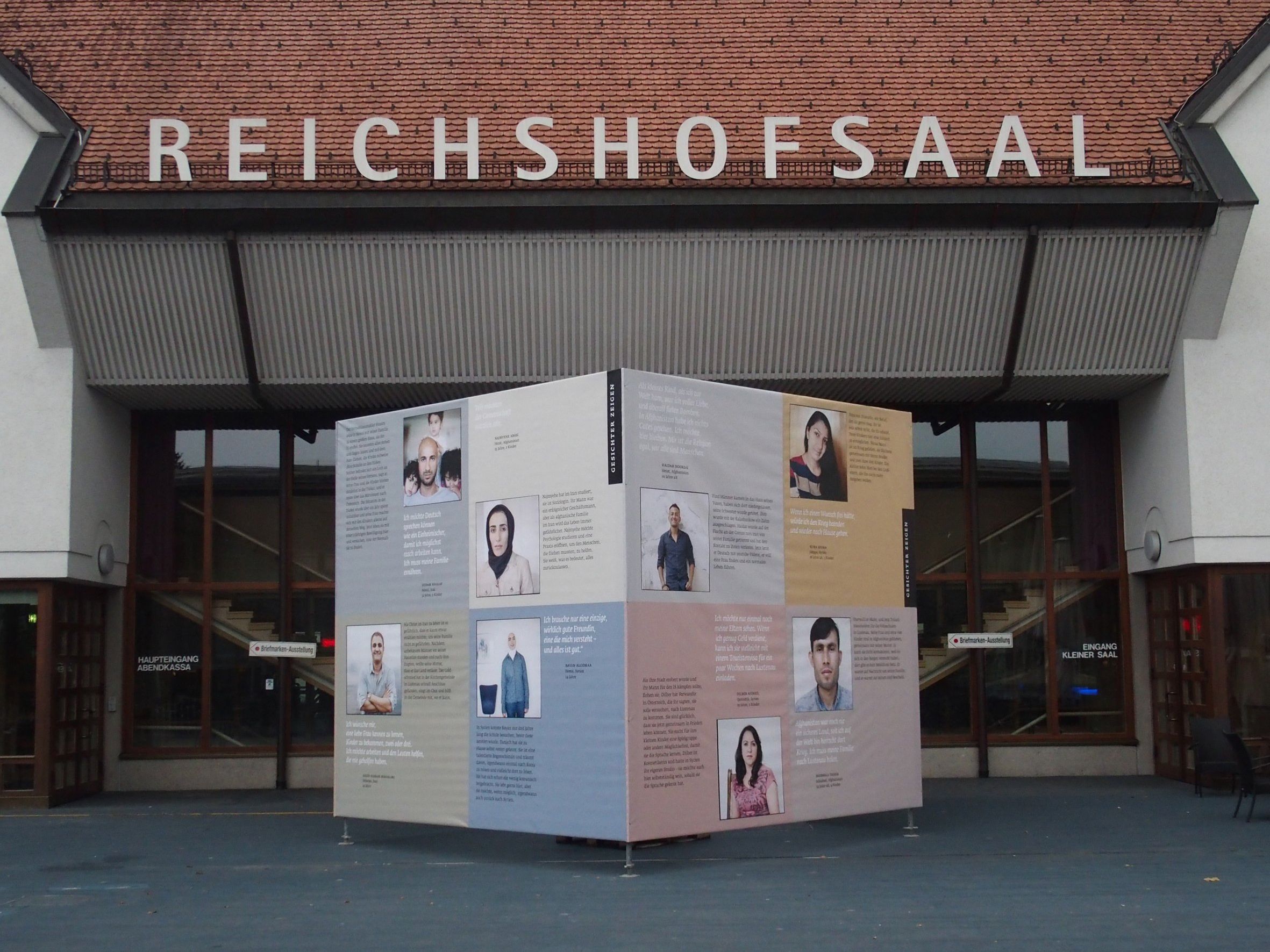 Bis Ende November kann man die spannende Ausstellung "Gesichter zeigen" auf dem Lustenauer Kirchplatz besuchen. Bis Ende November kann man die spannende Ausstellung "Gesichter zeigen" auf dem Lustenauer Kirchplatz besuchen.