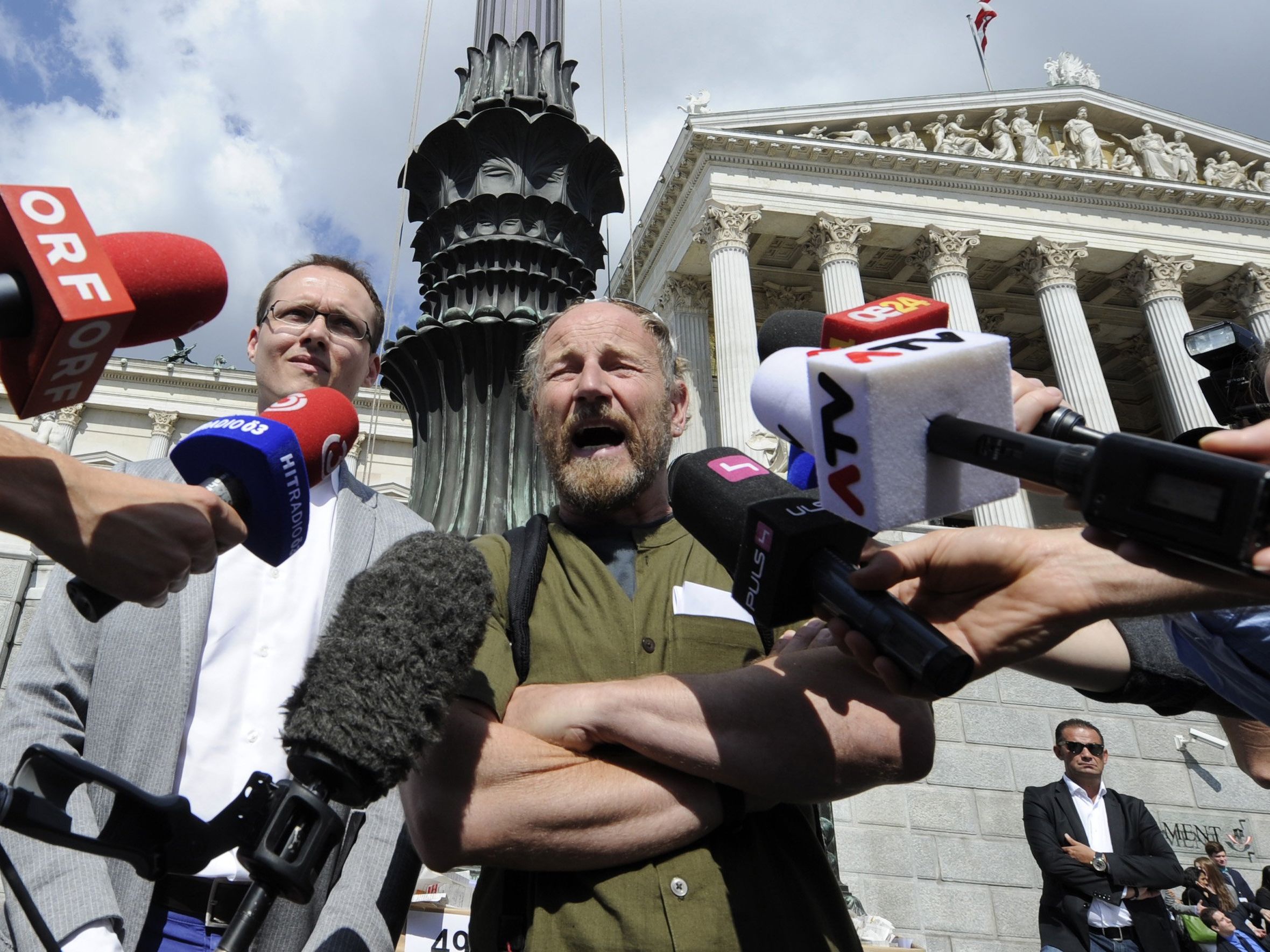 Johannes Huber hat sich die Parteigründung des Kabarettisten genauer angesehen Johannes Huber hat sich die Parteigründung des Kabarettisten genauer angesehen