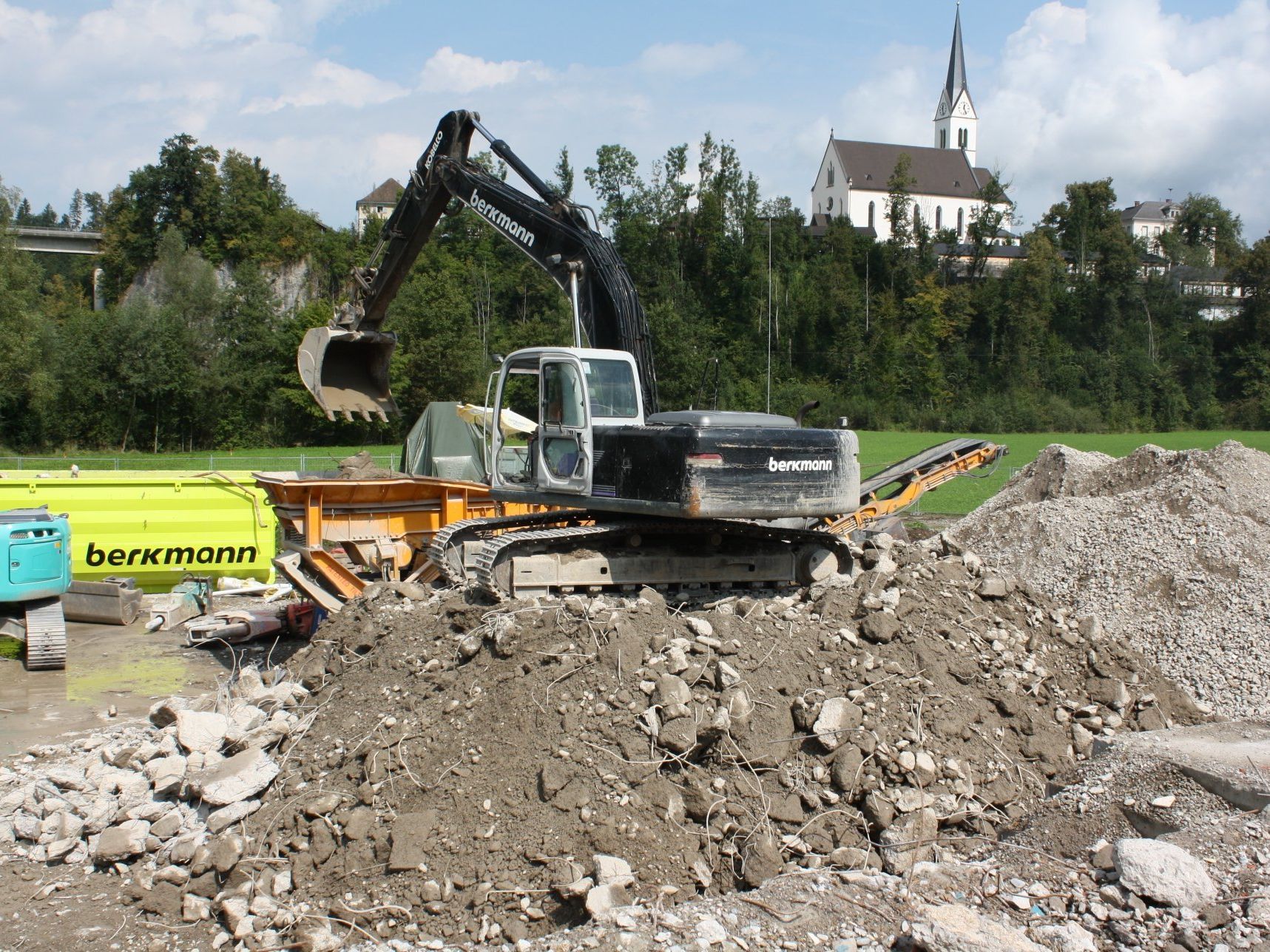 In Sichtweite zur Egger Kirche entsteht die neue Mittelschule. In Sichtweite zur Egger Kirche entsteht die neue Mittelschule.