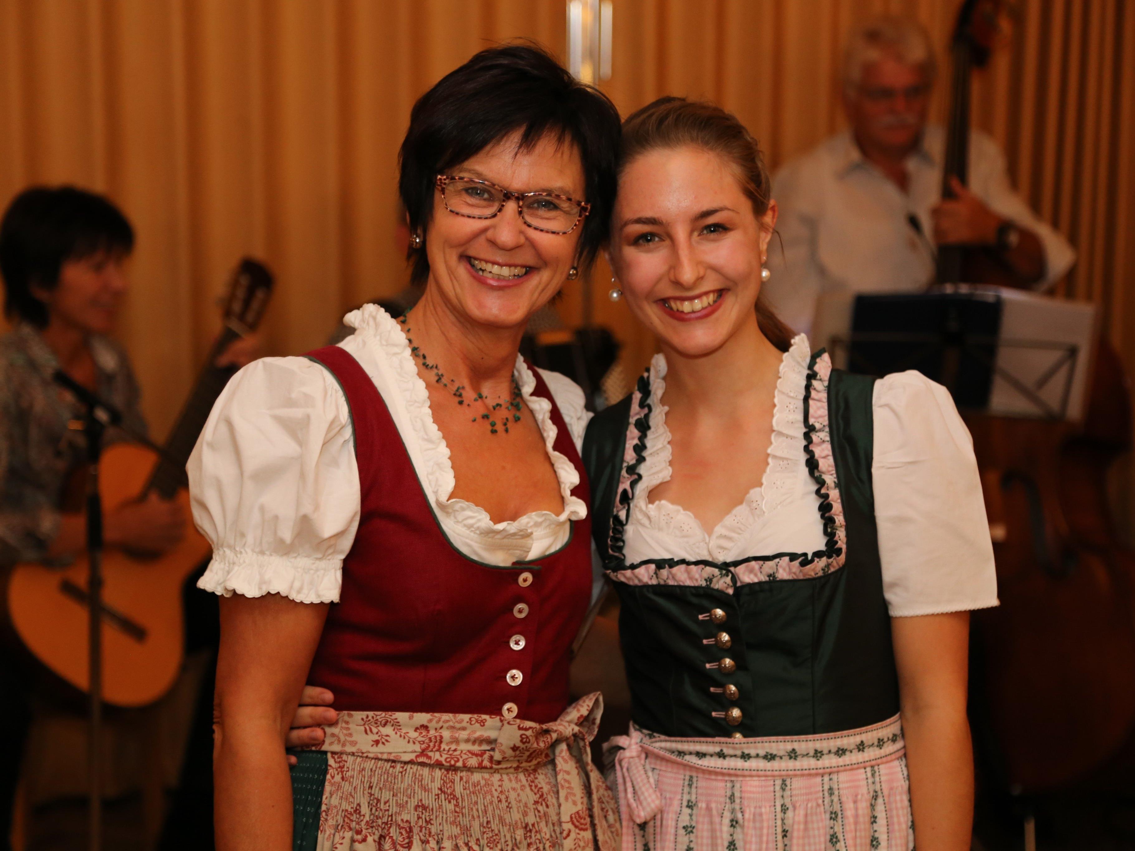 Renate und Jessica amüsierten sich beim traditionellen „Volkstanz im Gasthus“ der Trachtengruppe Feldkirch.