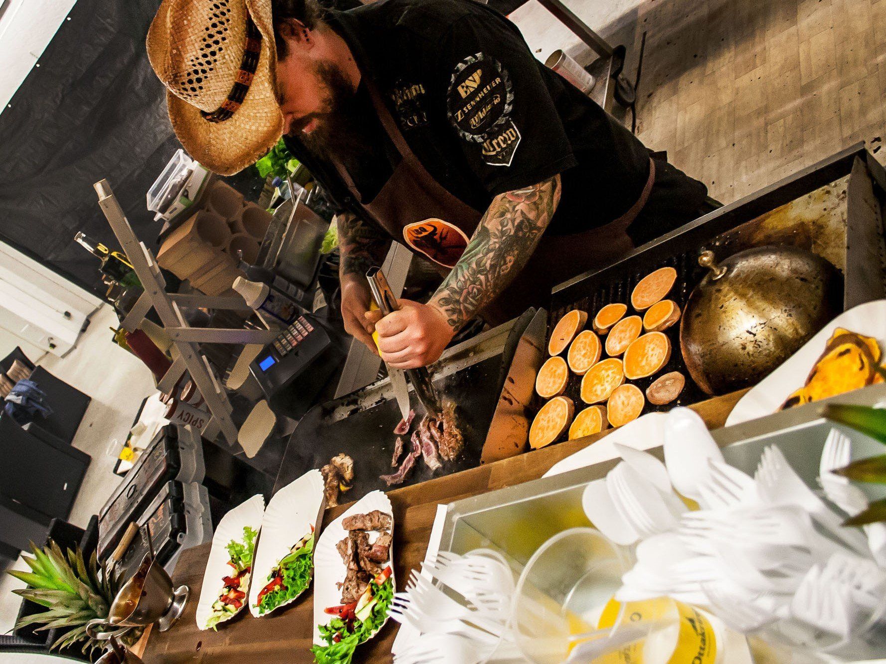 Die Speisen beim European Street Food Festival werden frisch zubereitet.