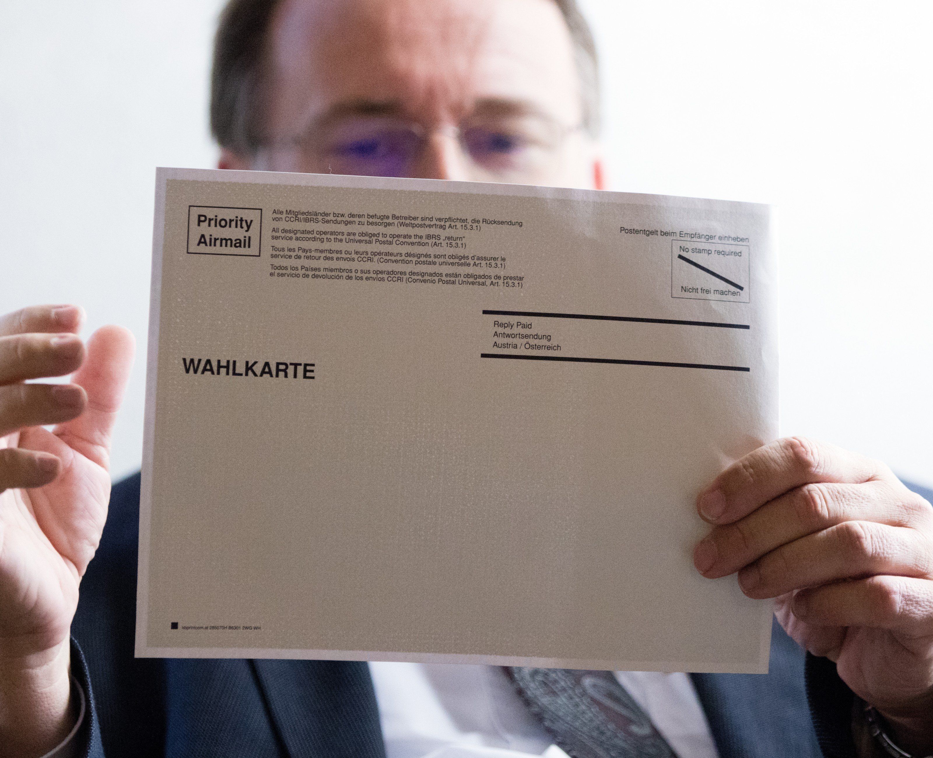 Der Leiter der Wahlabteilung, Robert Stein, mit einer Wahlkarte Der Leiter der Wahlabteilung, Robert Stein, mit einer Wahlkarte