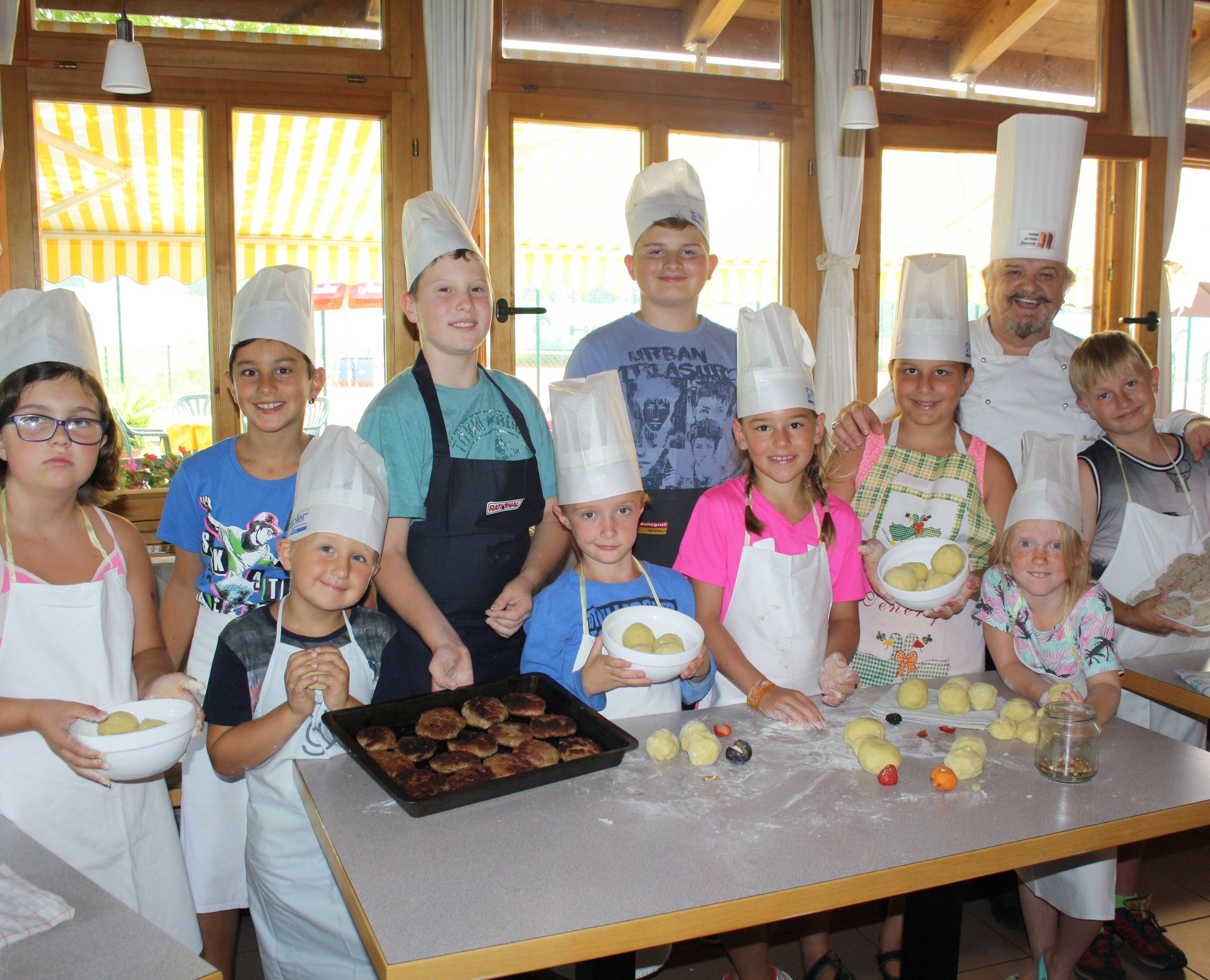 Der Sommer im Leiblachtal mit Bodensee und Pfänder direkt vor der Haustür bot der Jugend die vielfältigsten Möglichkeiten zur aktiven Freizeitgestaltung, so auch das „Kochen mit Bruno“. Der Sommer im Leiblachtal mit Bodensee und Pfänder direkt vor der Haustür bot der Jugend die vielfältigsten Möglichkeiten zur aktiven Freizeitgestaltung, so auch das „Kochen mit Bruno“.