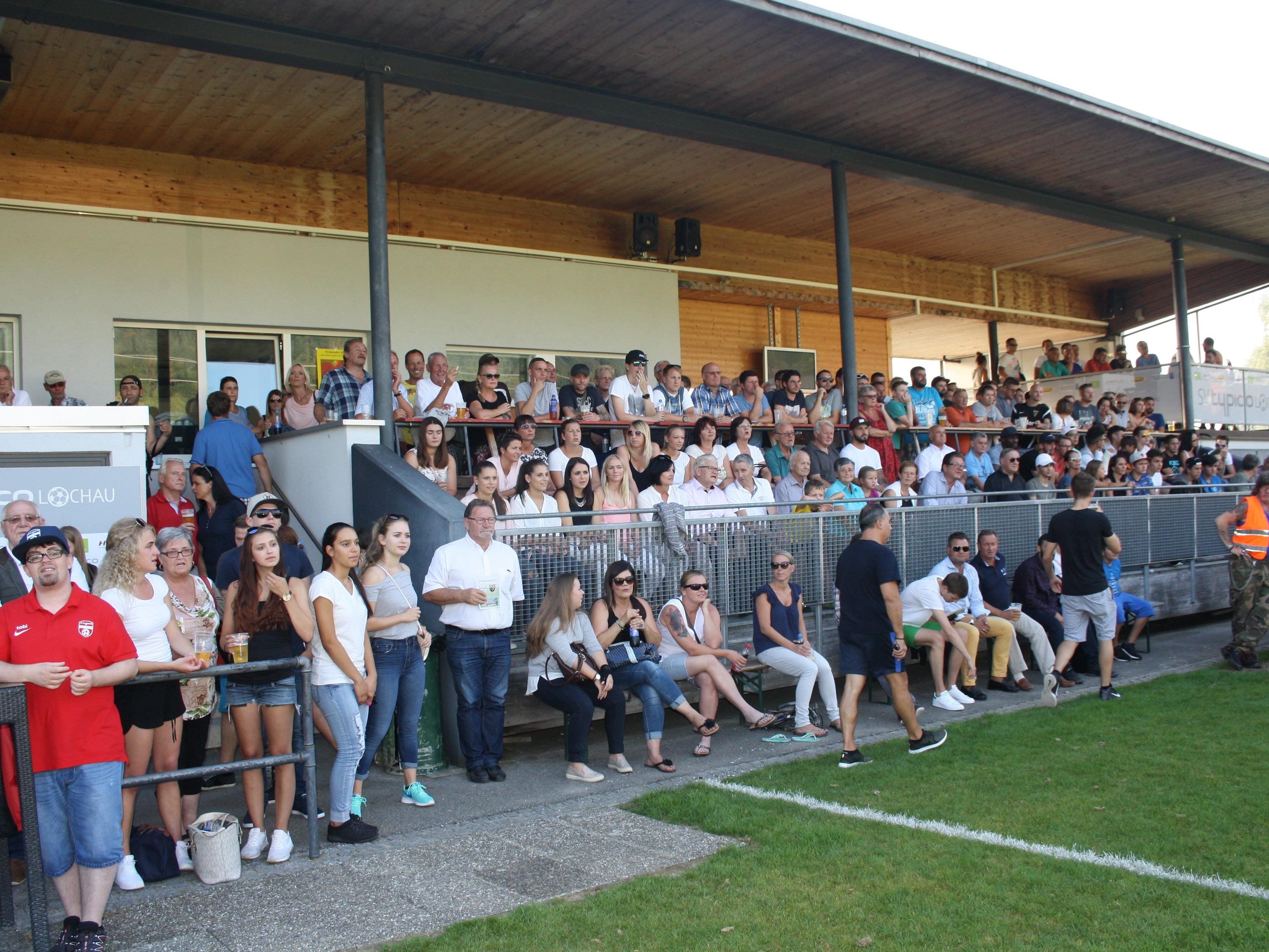 Ein volles Haus und beste Fußballstimmung bei den Heimspielen des SV Typico Lochau im Stadion am Hoferfeld.