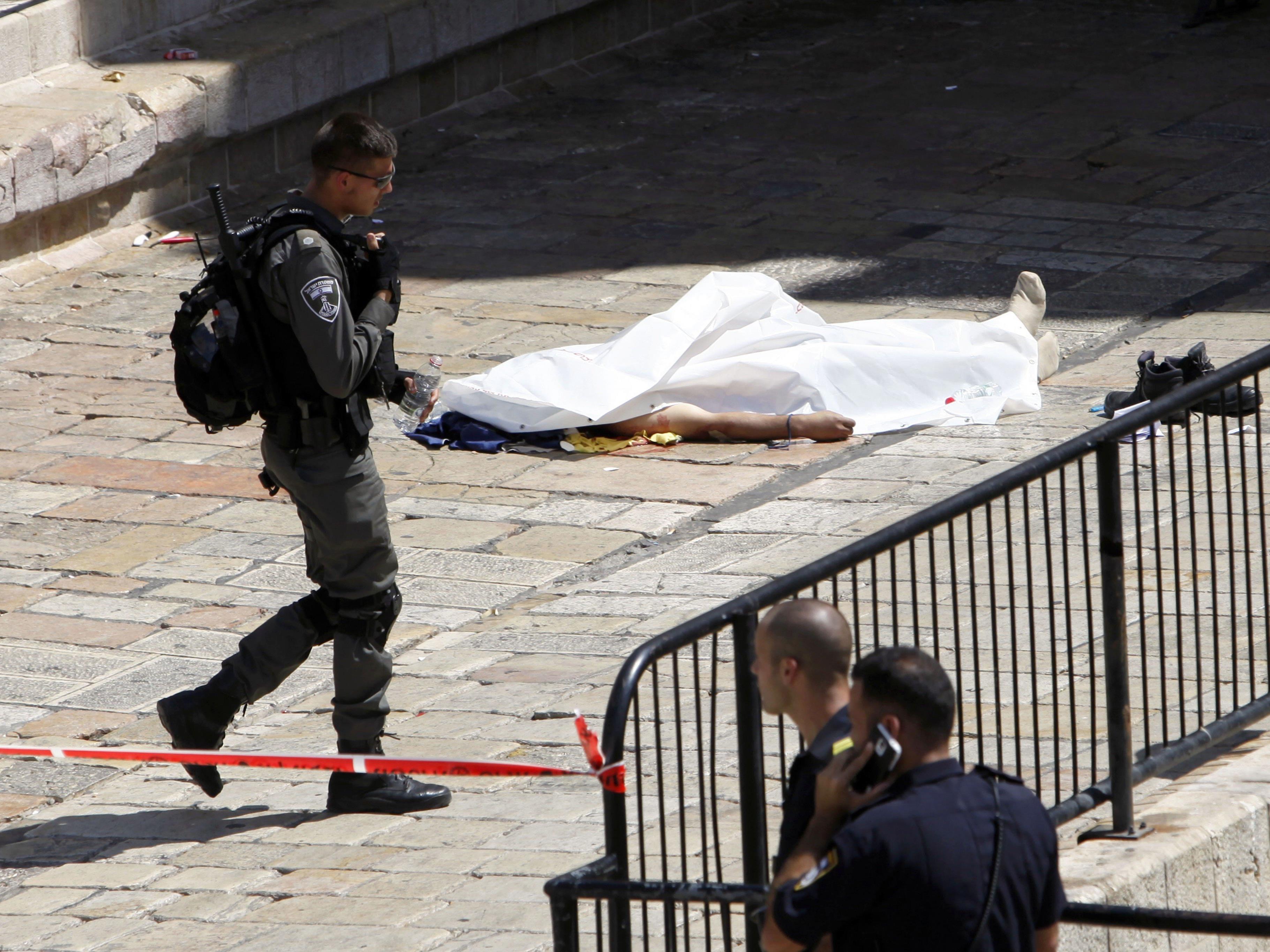 Am Damaskus-Tor zur Altstadt in Jerusalem griff ein junger Jordanier nach Polizeiangaben einen Wachmann mit einem Messer an.