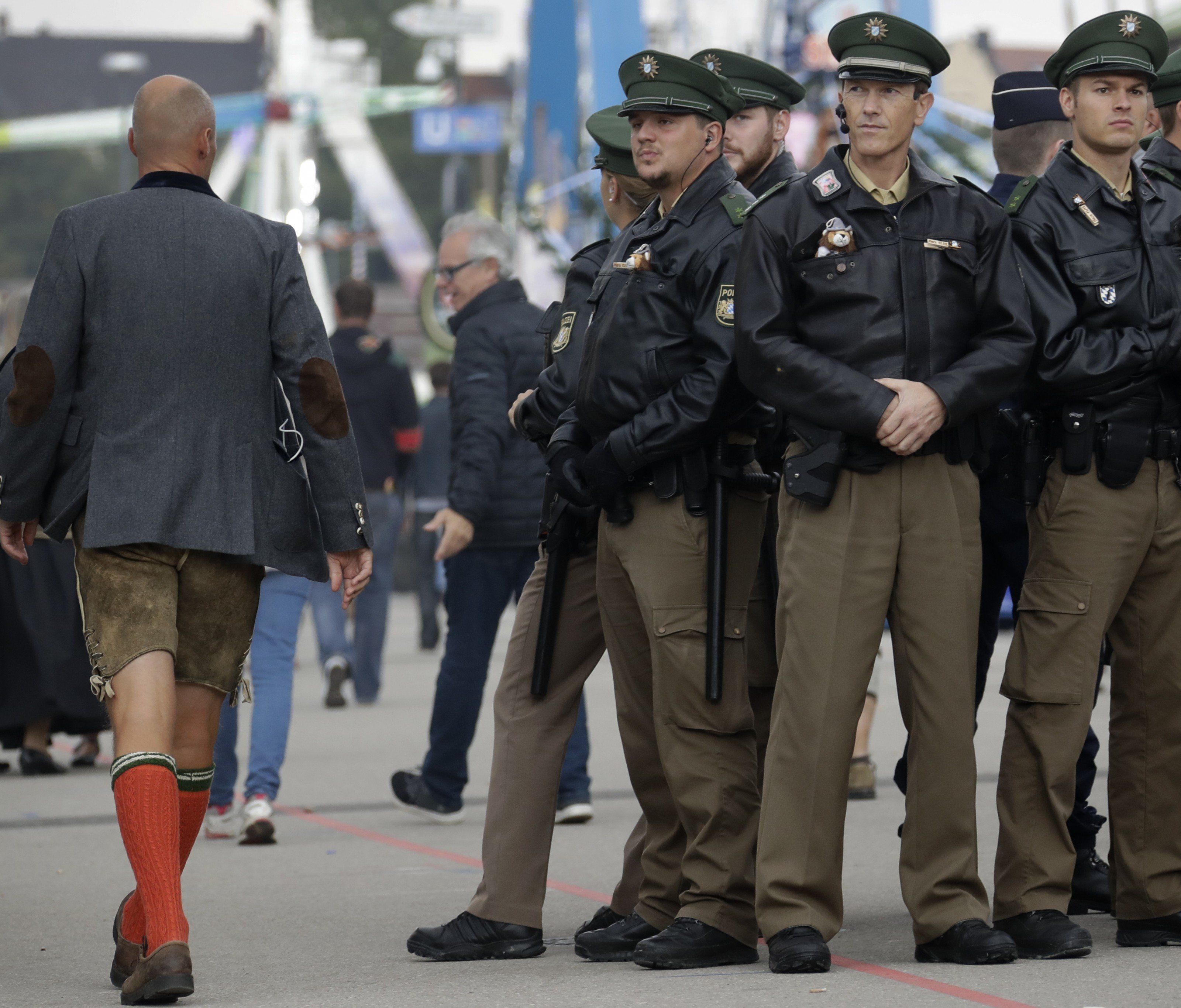 Diese Herren nehmen die Wiesn mit Humor. #wiesnwache Diese Herren nehmen die Wiesn mit Humor. #wiesnwache