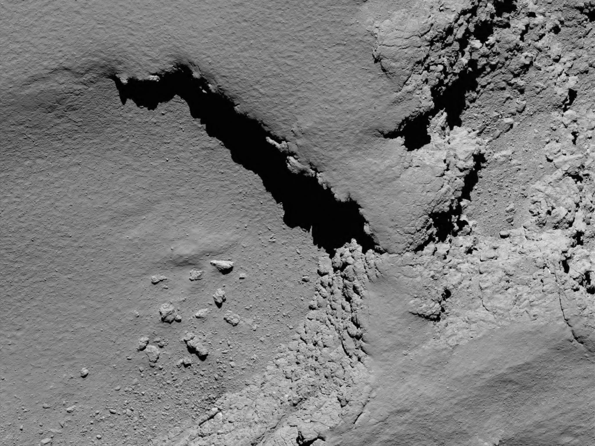 Ein Bild vom Kometen Tschuri, aufgenommen von einer Kamera der Rosetta-Sonde aus knapp sechs Kilometern Höhe.
