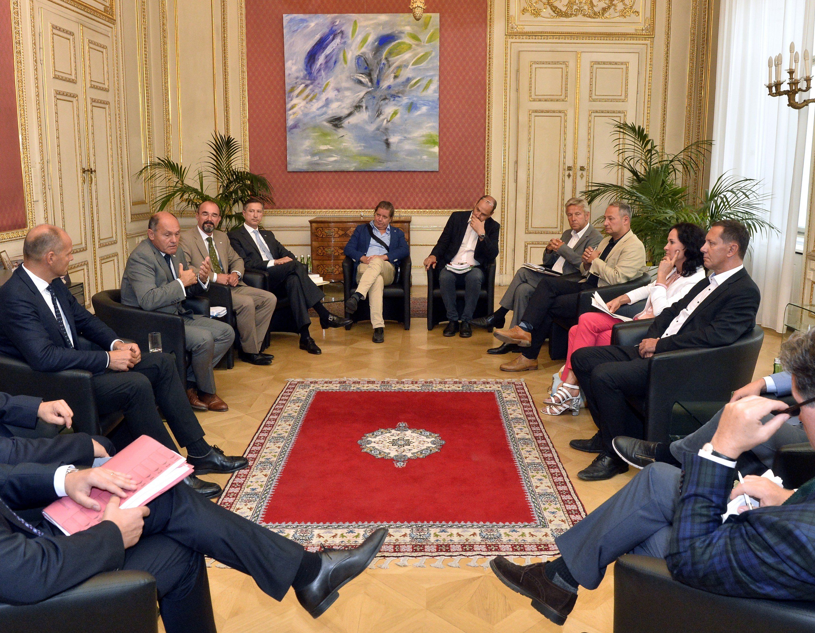 Bei einem Treffen des Innenministers mit den Klubobleuten wurden der Termin für die BP-Wahl fixiert Bei einem Treffen des Innenministers mit den Klubobleuten wurden der Termin für die BP-Wahl fixiert