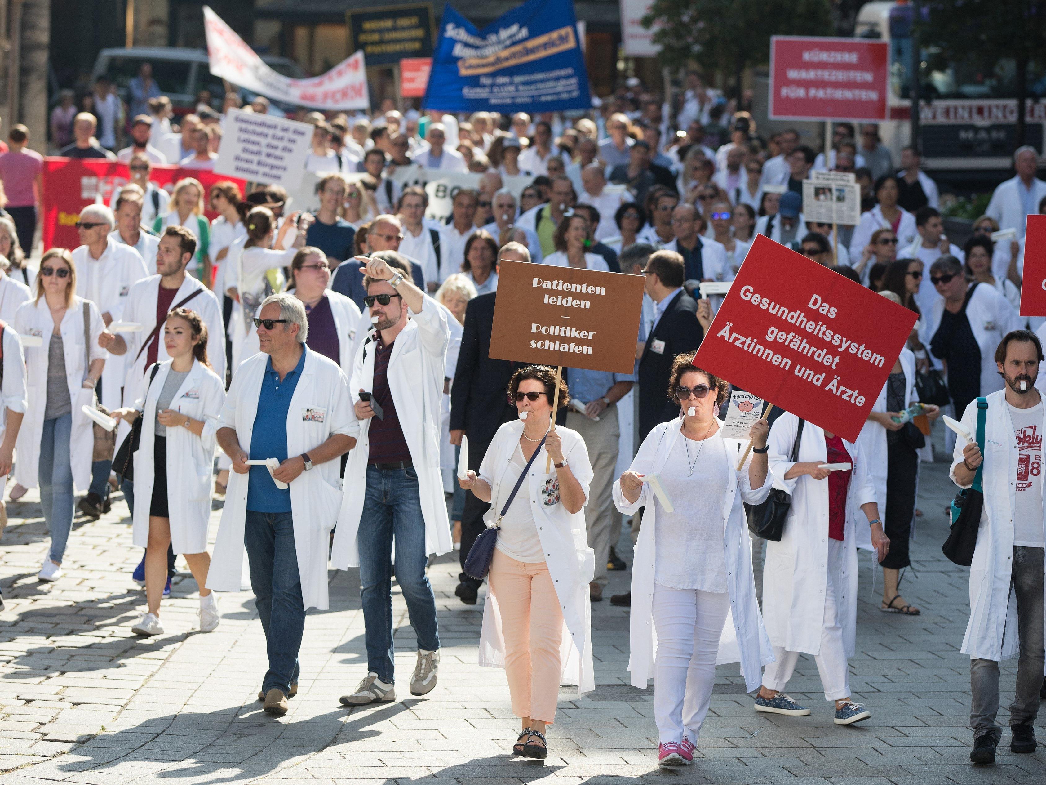 Rund 2000 Ärzte fanden sich bei einer Demonstration im Rahmen eines Warnstreiks des Wiener Krankenanstaltenverbundes zusammen