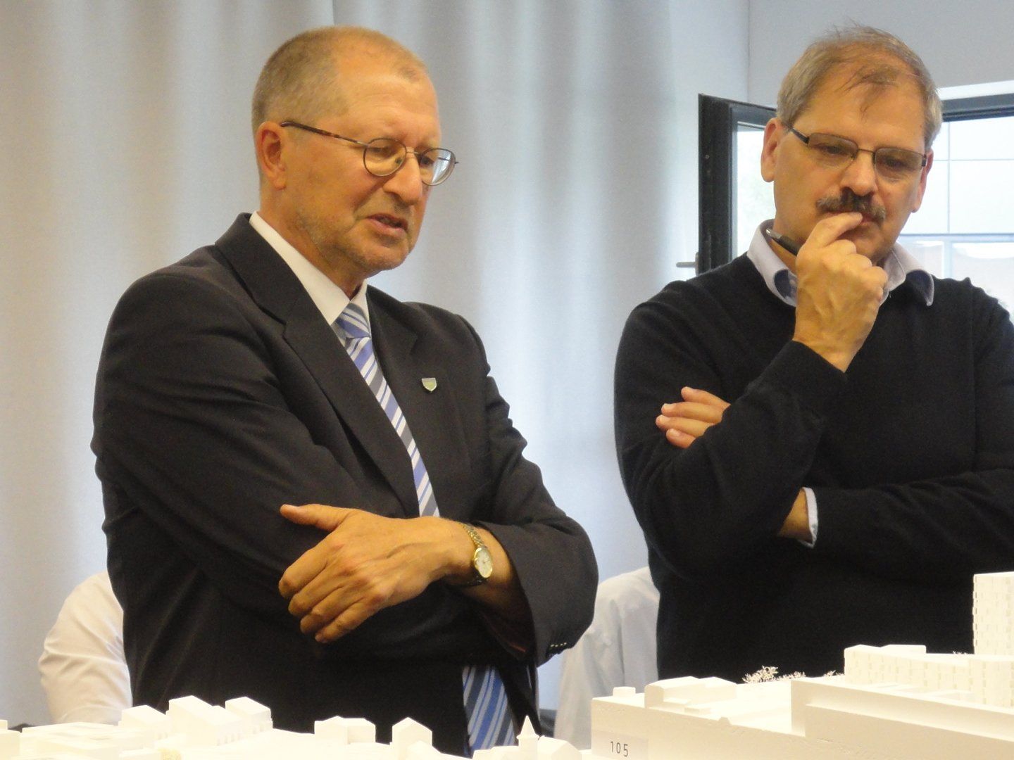 Oberbürgermeister Dr. Gerhard Ecker und der Juryvorsitzende Werner Binotto, Architekt und Kantonsbaumeister St. Gallen, bei der Begutachtung der eingereichten städtebaulichen Entwürfe. Oberbürgermeister Dr. Gerhard Ecker und der Juryvorsitzende Werner Binotto, Architekt und Kantonsbaumeister St. Gallen, bei der Begutachtung der eingereichten städtebaulichen Entwürfe.